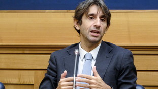 “Falsi maestrini e solita doppia morale”. Donzelli a valanga spiana la sinistra