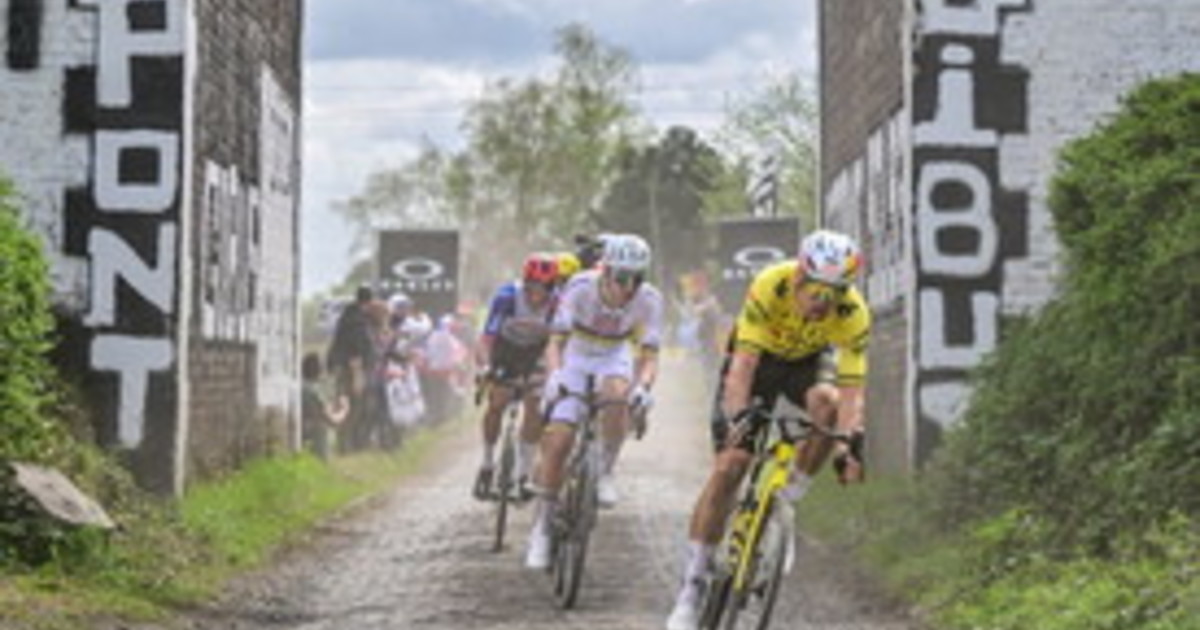 La Parigi-Roubaix a Wout Van Aert, battuto in volata Tadej Pogacar