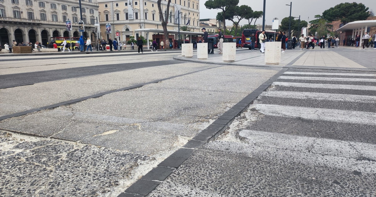 A Termini tutto da rifare. Che disastro il pavé inaugurato un anno fa
