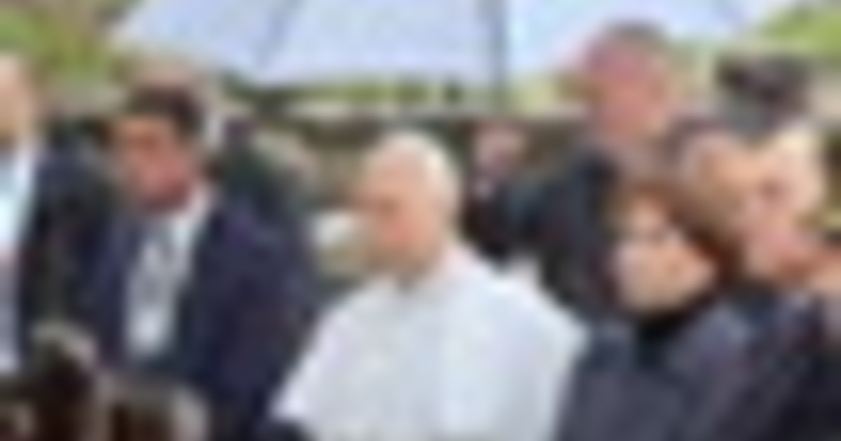 Papa in Algeria, pianta un ulivo a Ippona, terra di Sant'Agostino