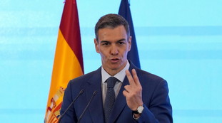 Spagna, Sanchez regolarizza 500mila migranti. Insorgono le opposizioni