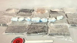 Folle inseguimento a Milano: sperona i carabinieri con l'auto piena di coca