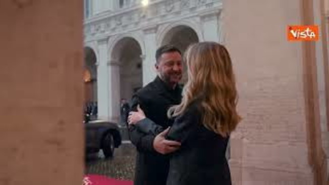 L'abbraccio tra Meloni e Zelensky all'arrivo del Presidente ucraino a Palazzo Chigi