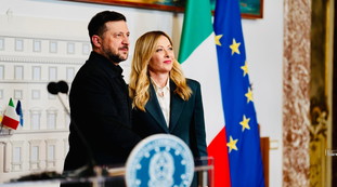 Meloni e Mattarella accolgono Zelensky: "Sostegno a Kyev. E sui droni..."