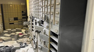 <span style= font-weight: bold;>Napoli, rapina in banca. I ladri fuggiti attraverso un buco. Le foto del colpo</span>