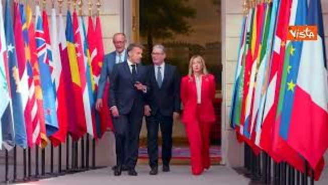 Meloni arriva a Parigi per vertice su Hormuz, l'abbraccio con Macron