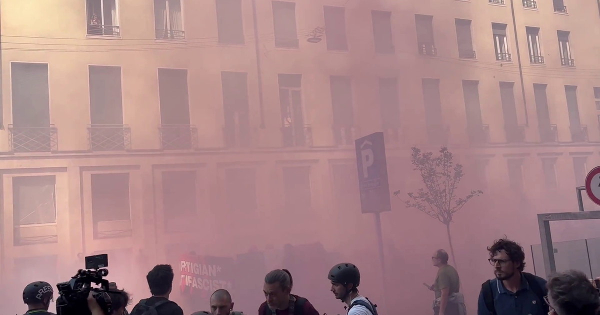 Corteo centri sociali a Milano,fumogeni e petardi contro la Polizia: le immagini