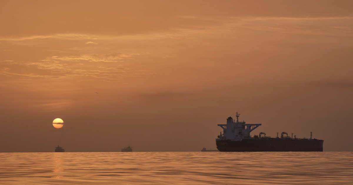 Hormuz, Iran chiude ancora lo Stretto e attacca tre navi. Trump: 