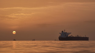 Hormuz, Iran chiude ancora lo Stretto e attacca tre navi. Trump: "Non ricattabili"