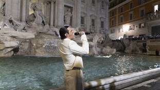 Achille Lauro incanta il pubblico a Fontana di Trevi | IL VIDEO