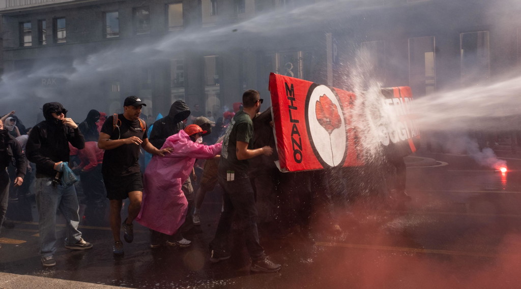 Milano, violenza antagonista al summit dei patrioti. Salvini: 