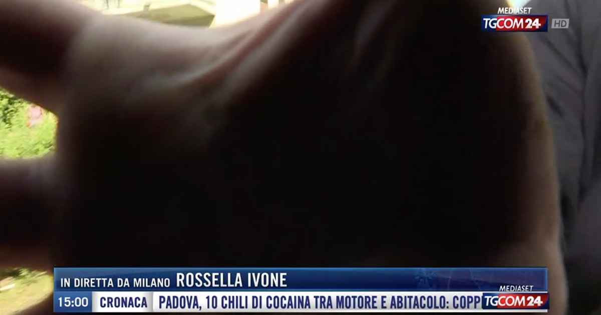 I soliti democratici: gli antagonisti aggrediscono la troupe Mediaset con spintoni e violenza