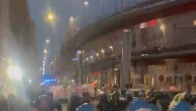 Anarchici scatenati a Roma, poliziotto colpito da una bottiglia: il video