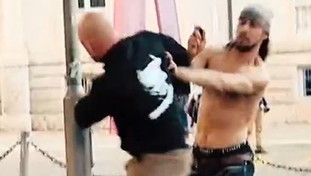 Fuori dal coro, l'aggressione choc: bastonate e spray al peperoncino contro la troupe a Trento