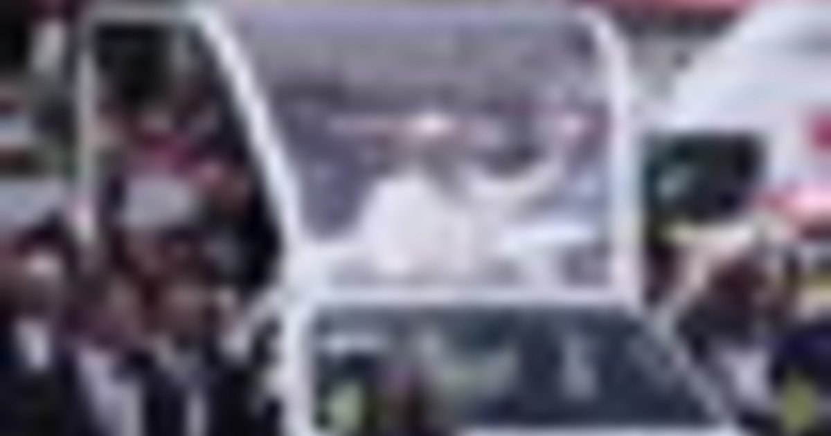 Il Papa in Angola saluta la folla in festa dalla papamobile