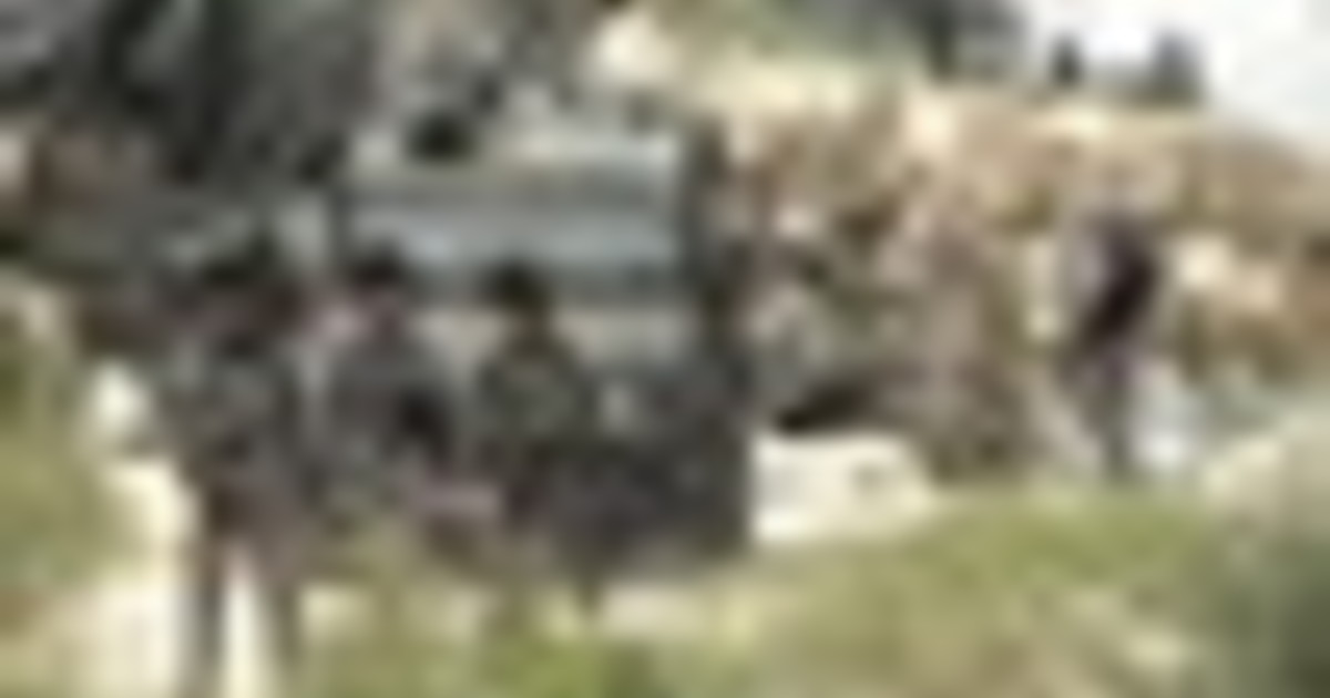 Cisgiordania, i bulldozer israeliani demoliscono una abitazione