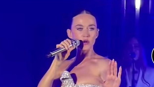 Katy Perry, concerto a sorpresa. Che succede a Fontana di Trevi | <span style=color: rgb(153, 0, 0);>video</span>