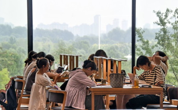 Cina, il tasso di lettura in aumento grazie alla crescita del formato digitale