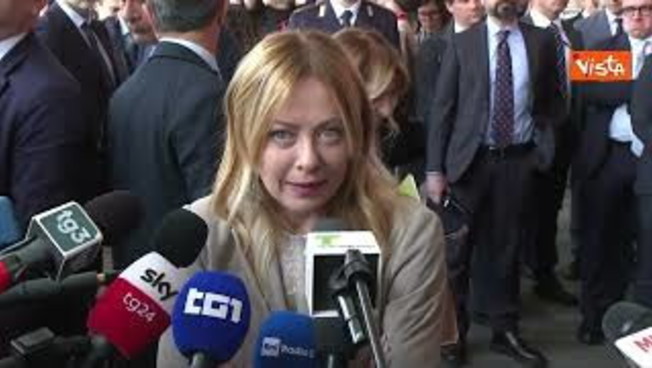 Meloni va via dal punto stampa, poi ci ripensa: Però è l'ultima domanda