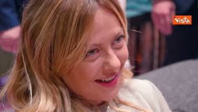 Selfie della Meloni con i sostenitori al Salone Internazionale del Mobile a Milano