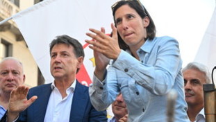 Conte ora si tira indietro: Se Schlein vince le primarie sarà lei a guidare