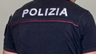 Tragedia a Catanzaro: si lancia dal balcone con i tre figli. Solo una bimba sopravvive