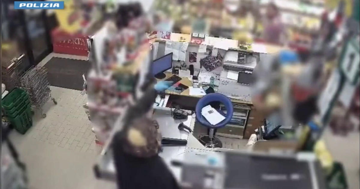 Rapina in un supermercato con una maschera in silicone, 51enne arrestato a Roma