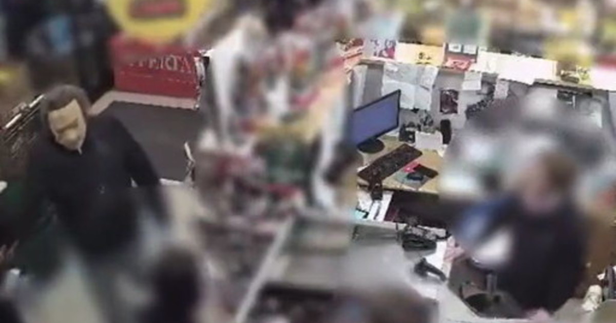 Rapinatore con maschera in silicone incastrato da dipendente, arrestato a Roma