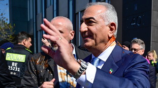 Germania, vernice rossa su Reza Pahlavi. Imbrattato dopo conferenza a Berlino