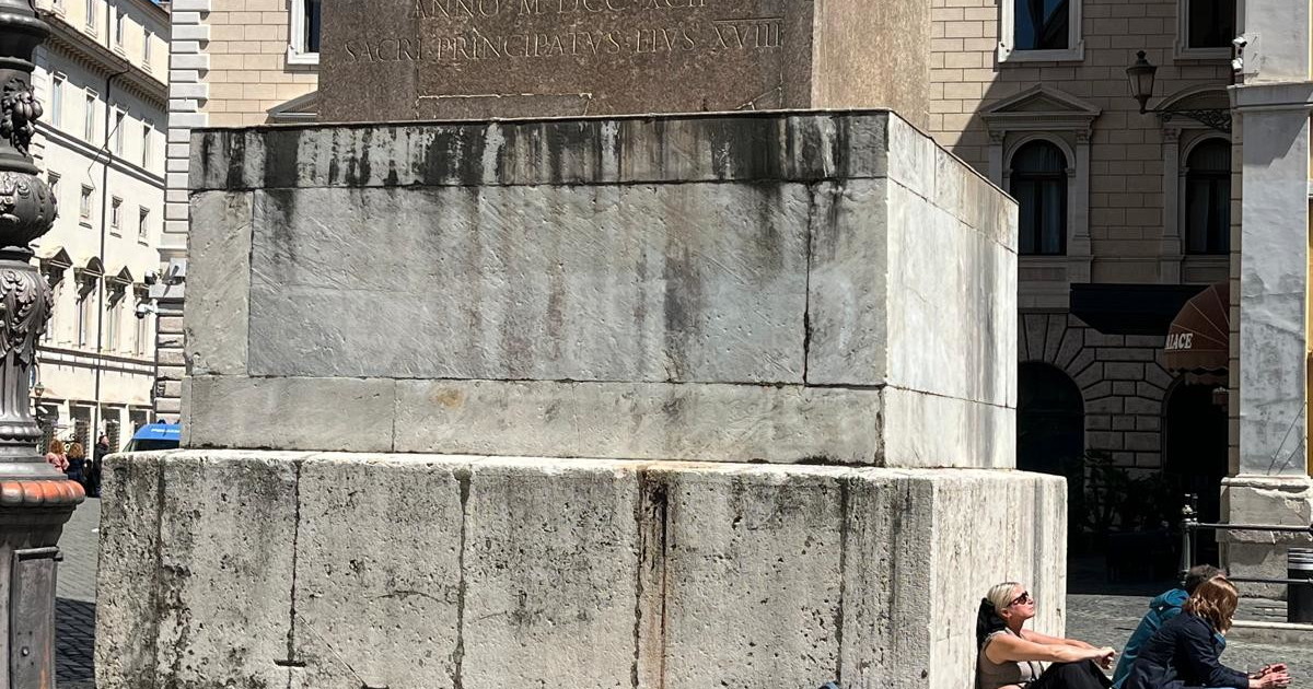 Teli da mare e piedi scalzi, lo sfregio all'obelisco