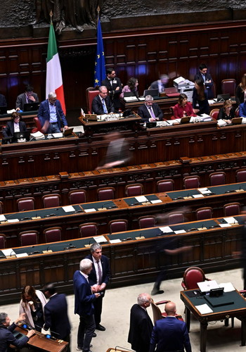 Dl sicurezza, ok definitivo Camera. La sinistra canta Bella Ciao, Salvini: Mancanza di rispetto