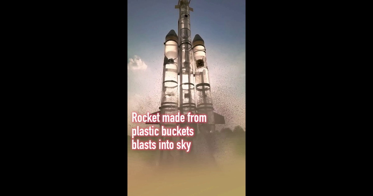 Cina, insegnante costruisce razzo con secchi di plastica a Ji'an