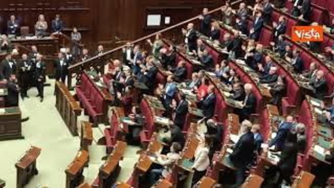 Opposizioni cantano 'Bella Ciao' prima del voto finale del Dl Sicurezza