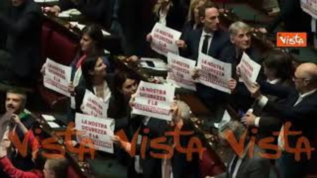 Camera approva Dl Sicurezza, la protesta delle opposizioni 'La nostra sicurezza è la Costituzione'