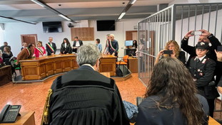 Petrolini condannata a 24 anni. Tensione in aula, amici contro i giornalisti