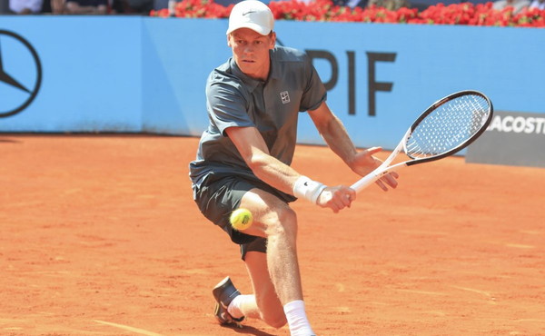 A Madrid esordio complicato ma vincente per Sinner