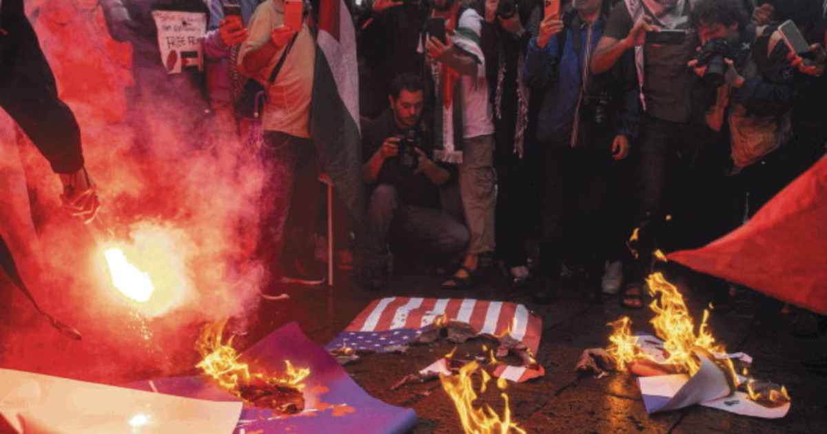 Antagonisti in piazza contro chi ci ha liberati. E scatta la "caccia all'ebreo"