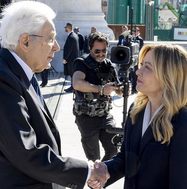 Meloni: "Amore per la libert&agrave; unico antidoto". Cos&igrave; silenzia il coro sinistro