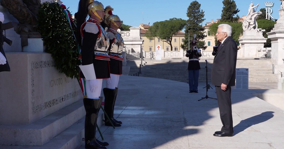 25 aprile, Mattarella depone una corona di alloro all'altare della Patria