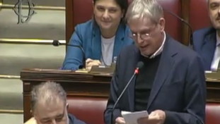 Cuperlo recita Cetto La Qualunque, imbarazzo alla Camera. E il regista lo stronca | <span style=color: rgb(153, 0, 0);>VIDEO</span>