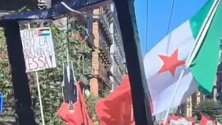 Odio rosso, Valditara "appeso" a testa in gi&ugrave; al corteo di Napoli