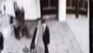 Ecco l'attentatore: gli spari alla cena dei giornalisti e la fuga