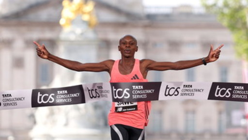 Maratona sotto le due ore, il kenyano Sawe (allenato da un italiano) è nella storia