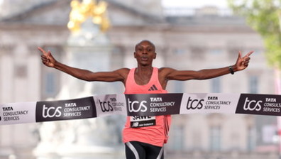 Maratona sotto le due ore, il kenyano Sawe (allenato da un italiano) è nella storia