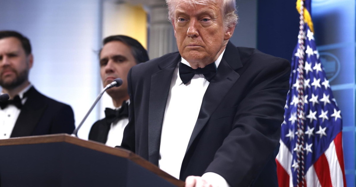 Trump in tv, la foto che scatena i dietrologi: "Cosa notate?"