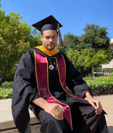 Trump punta il dito sui No Kings: chi sono. Si scava nella vita di Cole Allen