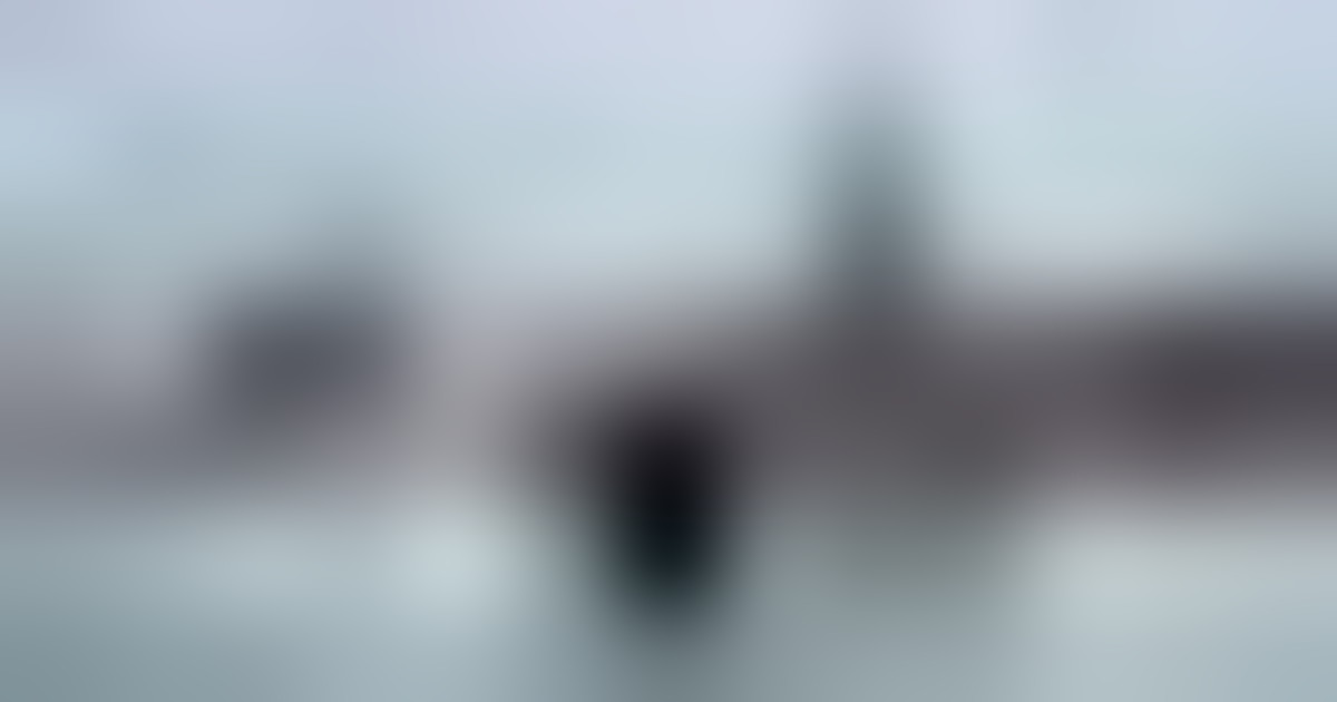 Neve di primavera a Mosca, alberi caduti, disagi e voli cancellati