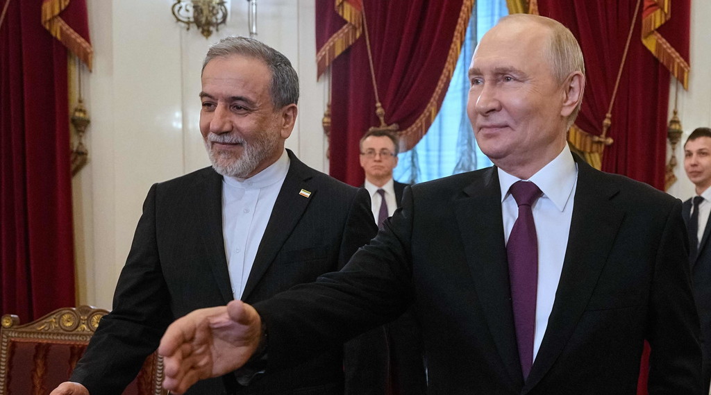 Mosca, faccia tosta al Cremlino: Putin riceve Araghici per "raggiungere la pace"