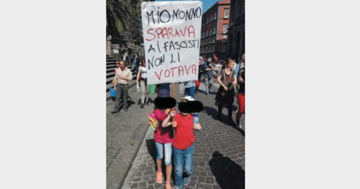 25 aprile, il cartello antifascista in mano a due bimbi