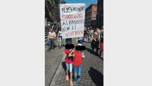 25 aprile, il cartello antifascista in mano a due bambini